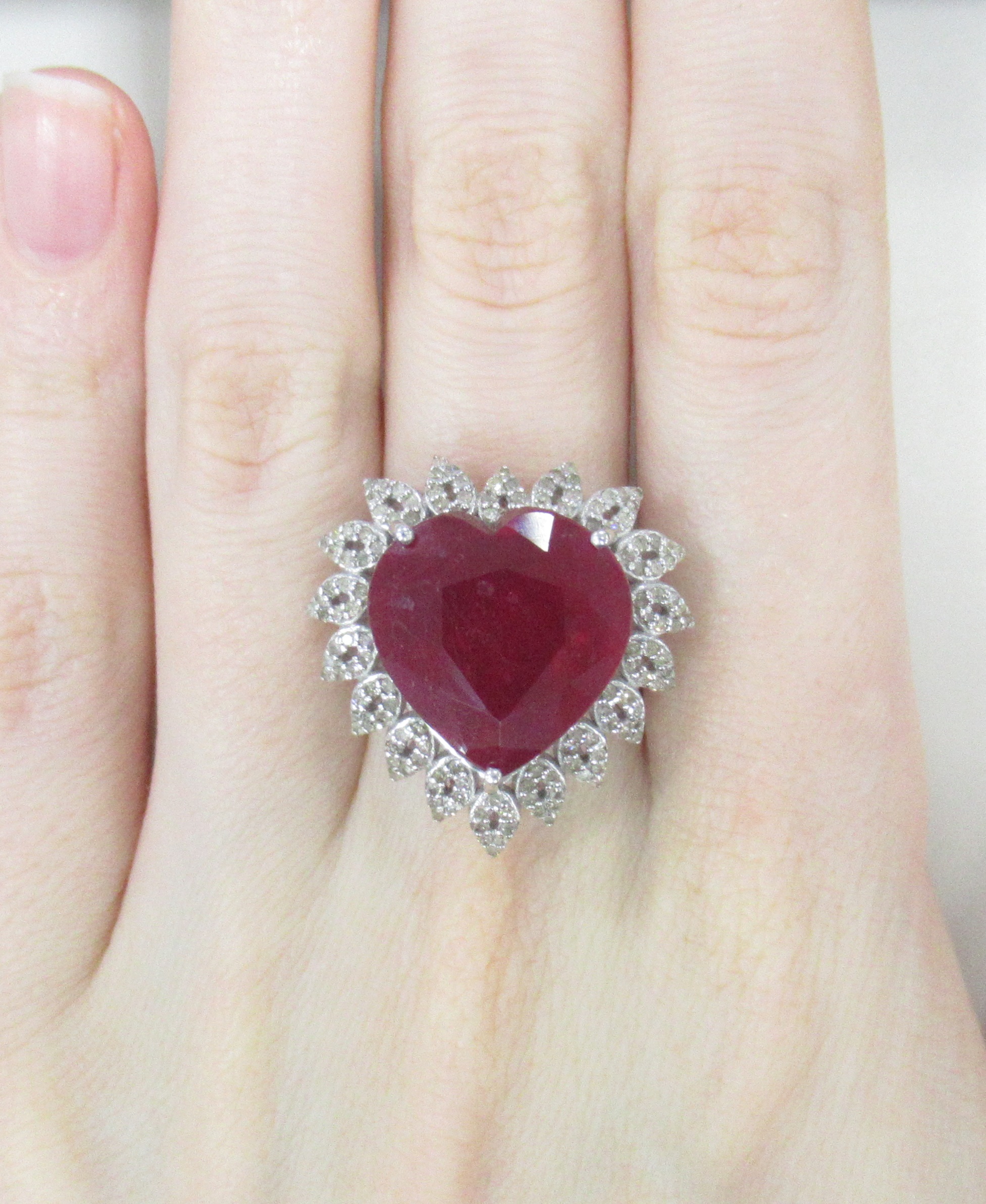 Серебряное кольцо 925 пробы; вставки 1 Рубин F/2 15,8ct; 144 Бр.Кр-17 0,7ct 3/3;